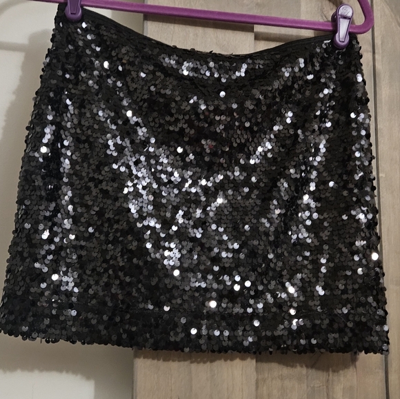 EXPRESS Black sequin mini skirt. Size small NWT - Picture 4 of 7